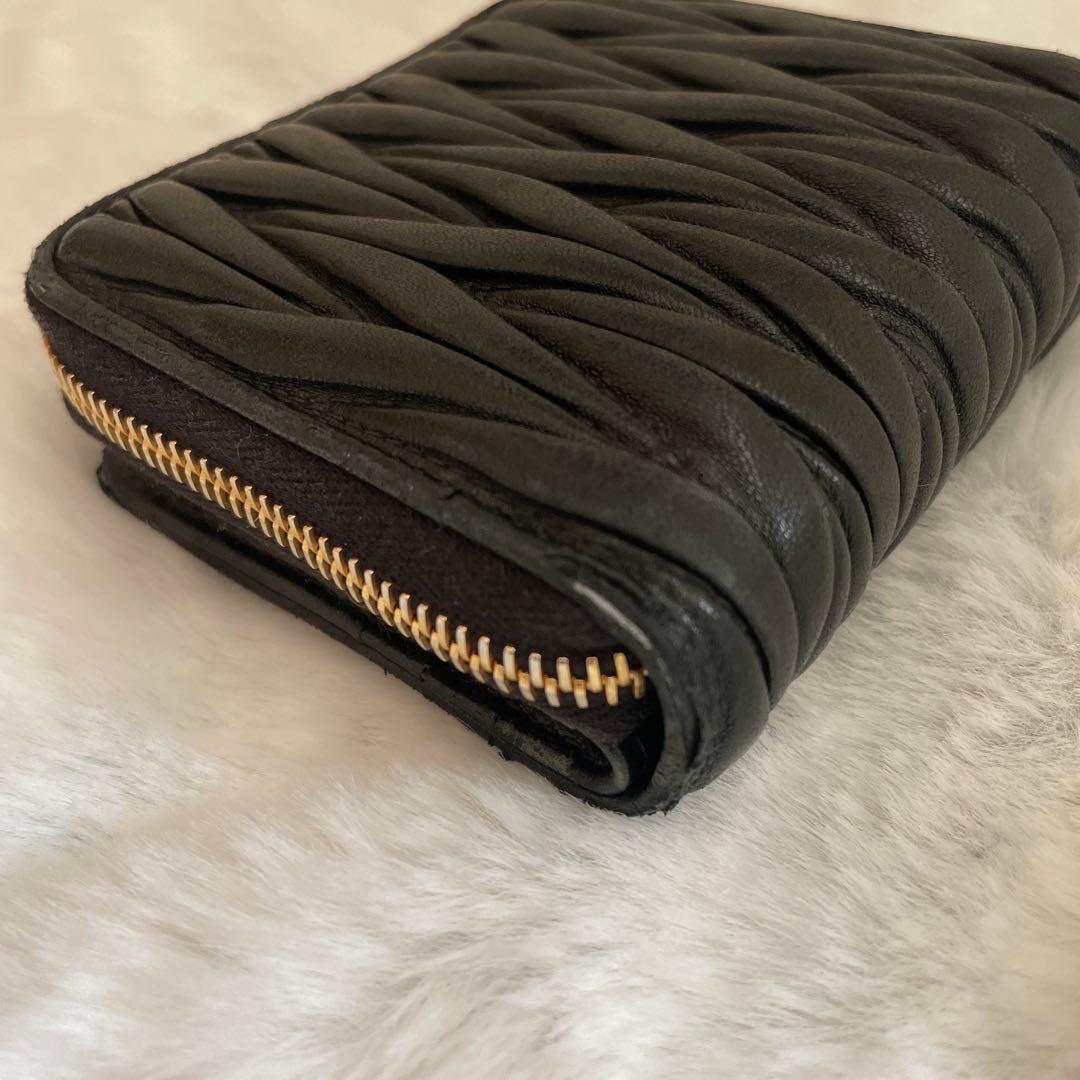 MIU MIU ミュウミュウ　二つ折財布　ブラック　NERO