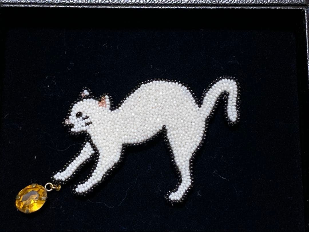 オ*ン様 小林モー子　maison des perles 猫に小判　ブローチ