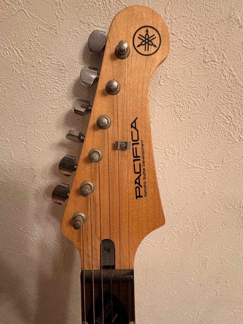 4万円程豪華ヤマハエレキギターとアンプと肩掛けとギター設置ホルダー豪華4点セット