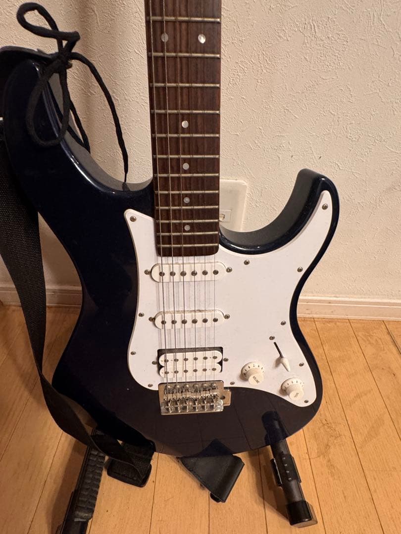 4万円程豪華ヤマハエレキギターとアンプと肩掛けとギター設置ホルダー豪華4点セット