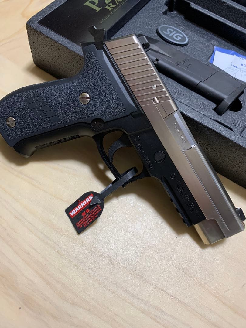美品　東京マルイ SIG シグ P226R ハーフステンレスシルバーライト付き