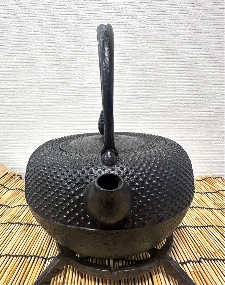 未使用品、タグ付　南部照光堂 心斎作 １８型アラレ　南部鉄瓶　南部鉄器　鉄瓶