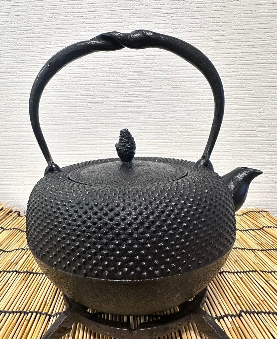 未使用品、タグ付　南部照光堂 心斎作 １８型アラレ　南部鉄瓶　南部鉄器　鉄瓶