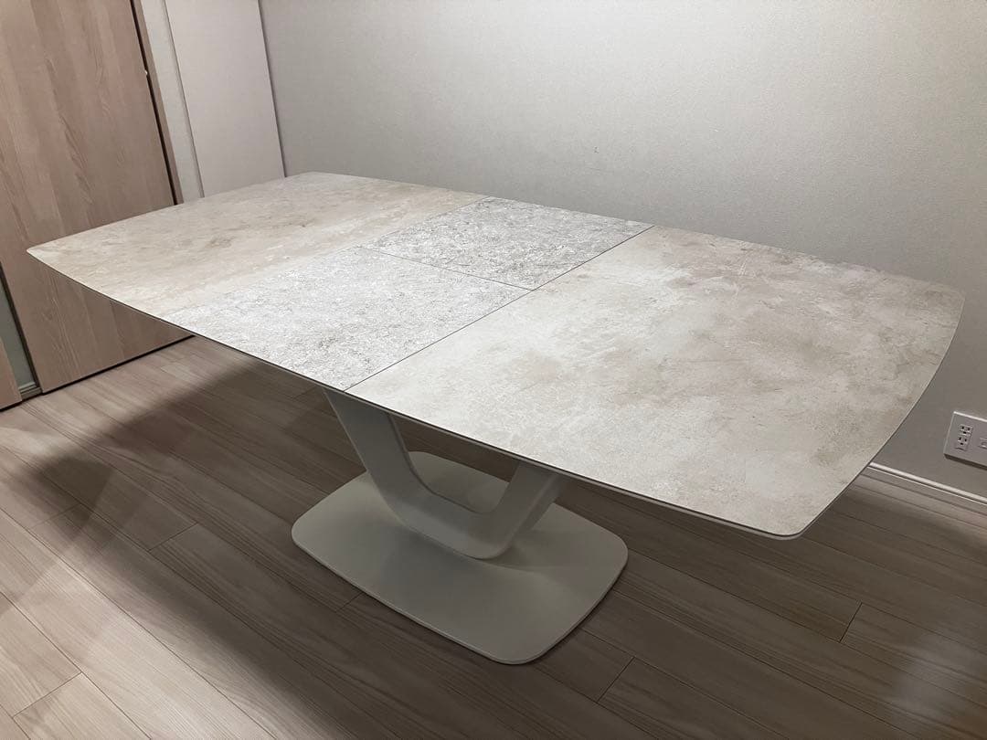 P：Alicante 伸張式ダイニングテーブル／チェア