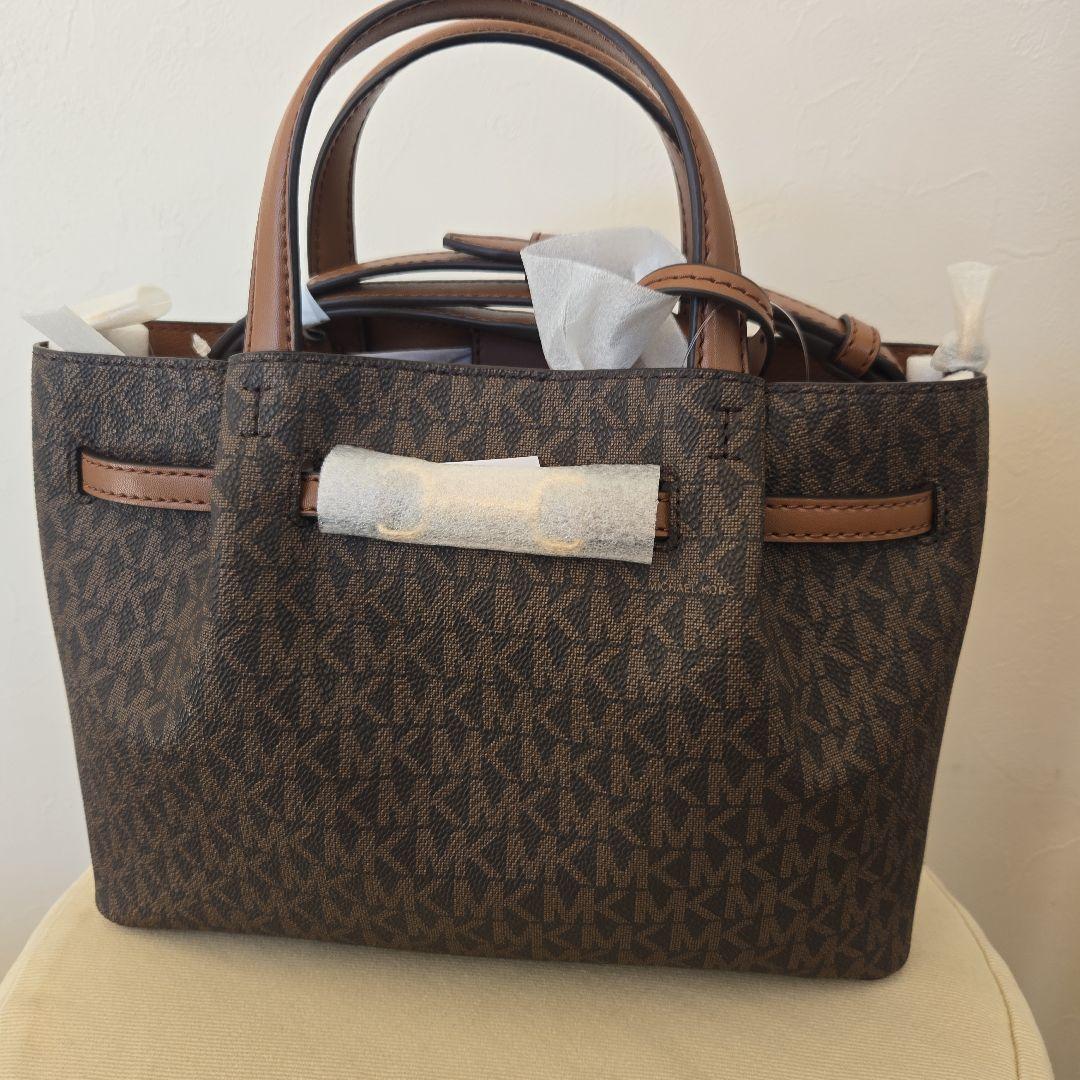 新品タグ付き マイケルコースCARSON センタージップ サッチェル スモール