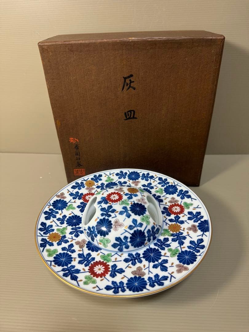 2218 香蘭社　染錦菊文　灰皿　金彩