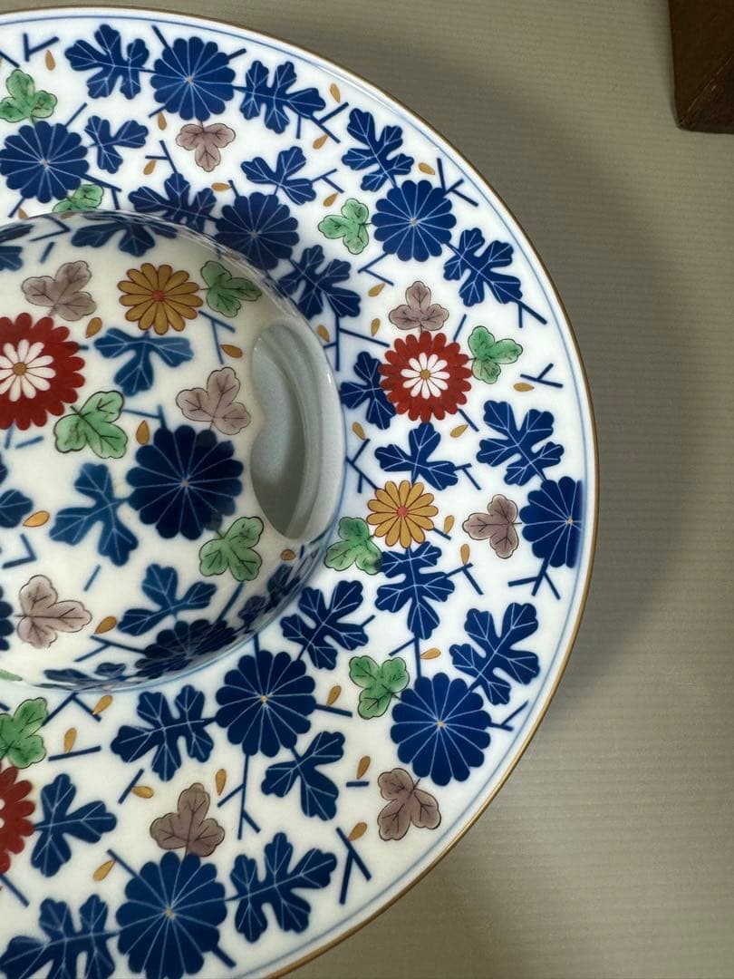 2218 香蘭社　染錦菊文　灰皿　金彩