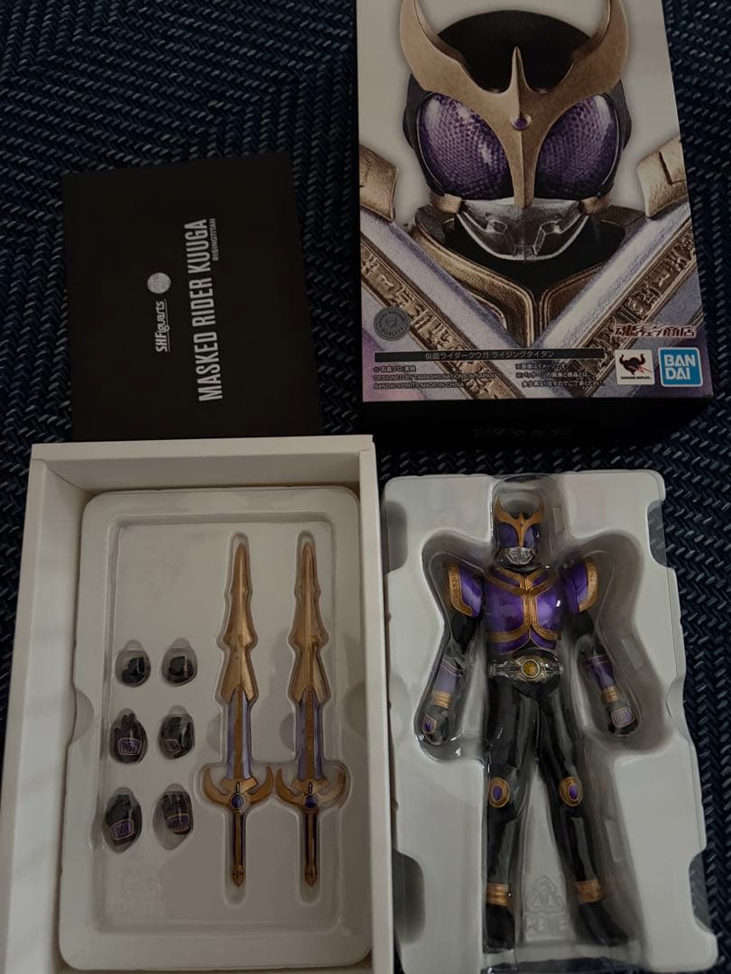 仮面ライダークウガ　ライジングタイタン　真骨彫　フィギュアーツ