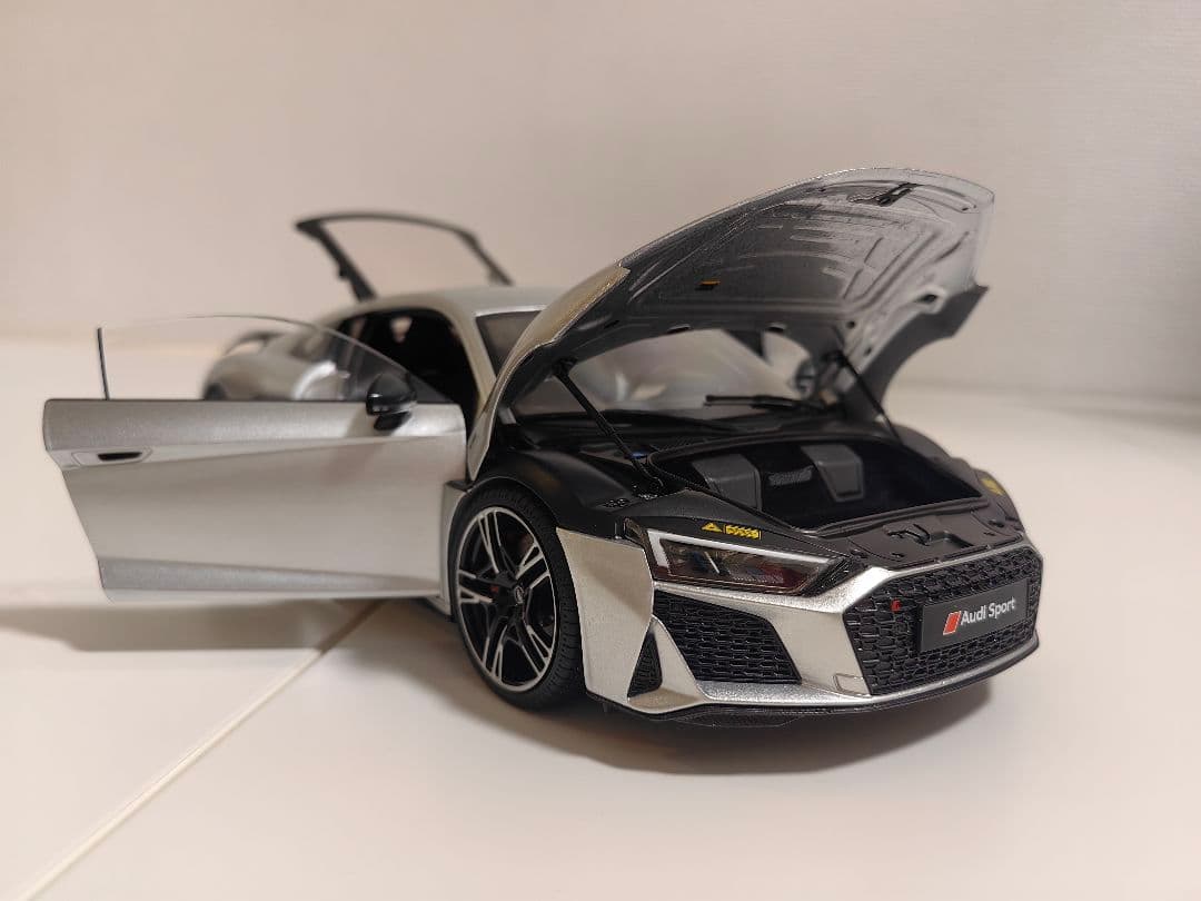 (最終限定値下げ 小汚れ要確認！)1/18アウディ R8 開閉ドア