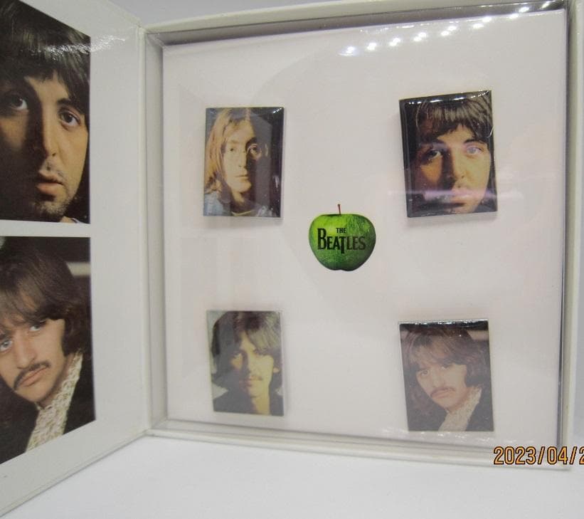 THE BEATLES/ホワイトアルバムのピンバッジ 未使用品