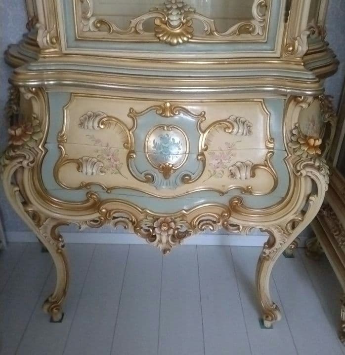 イタリア家具　ロココ調　キャビネット　手彫り　マリオコルチャゴ