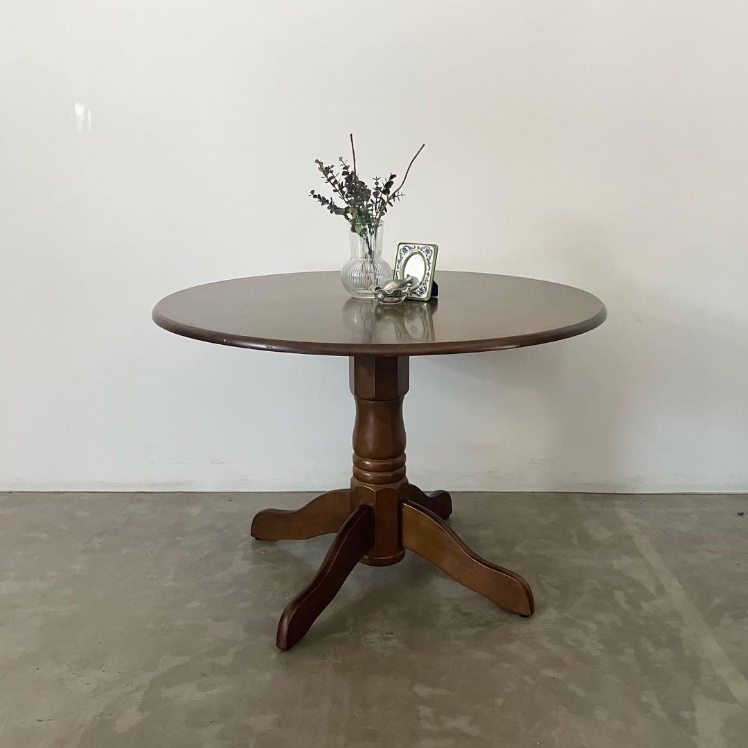 古いラウンドテーブル