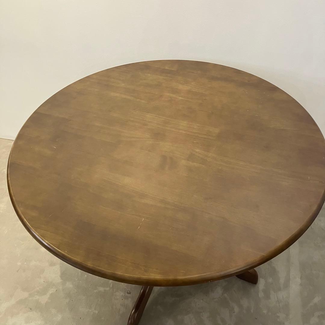 古いラウンドテーブル