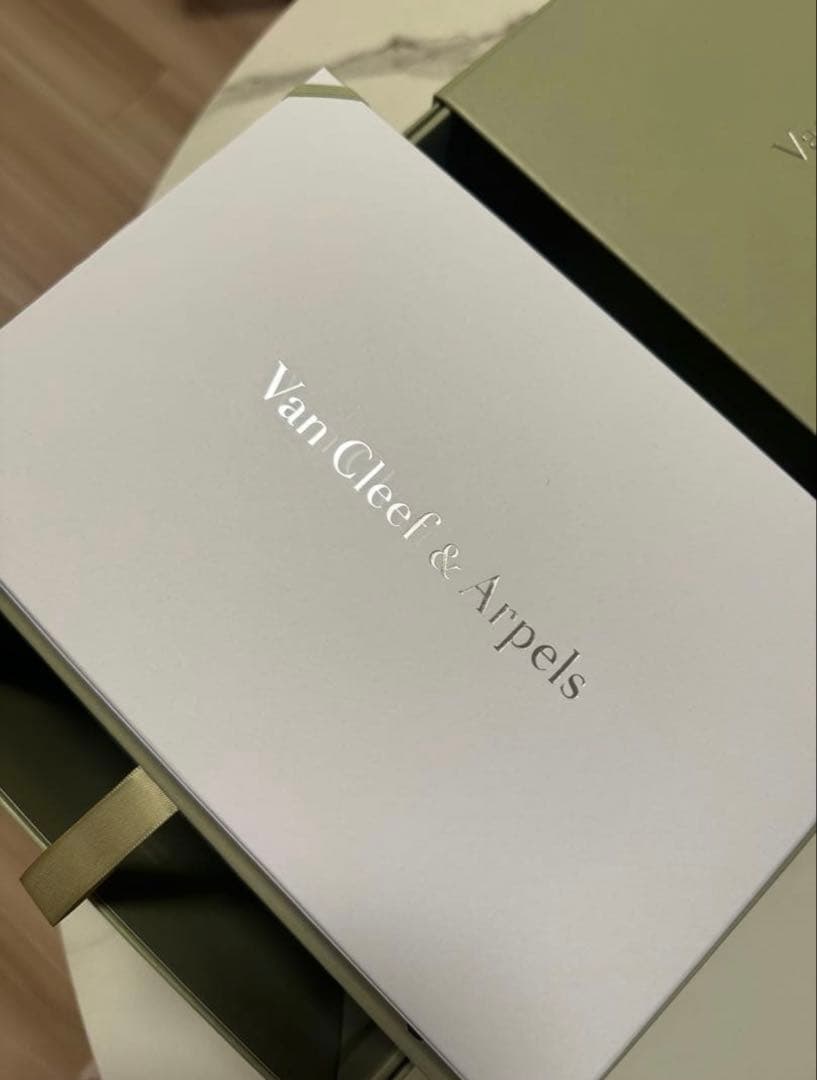Van Cleef & Arpels ギフトボックス