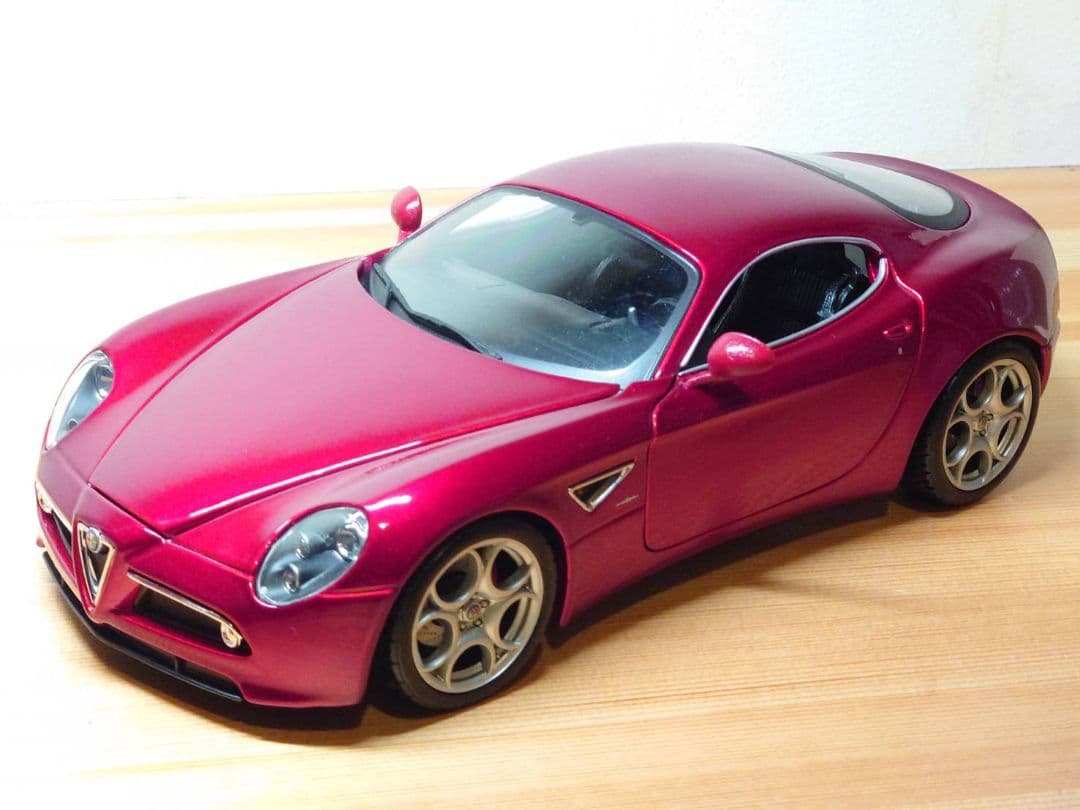 ブラーゴ　1/18ミニカー　アルファロメオ8C