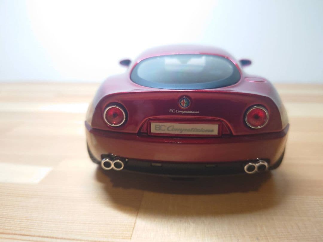 ブラーゴ　1/18ミニカー　アルファロメオ8C