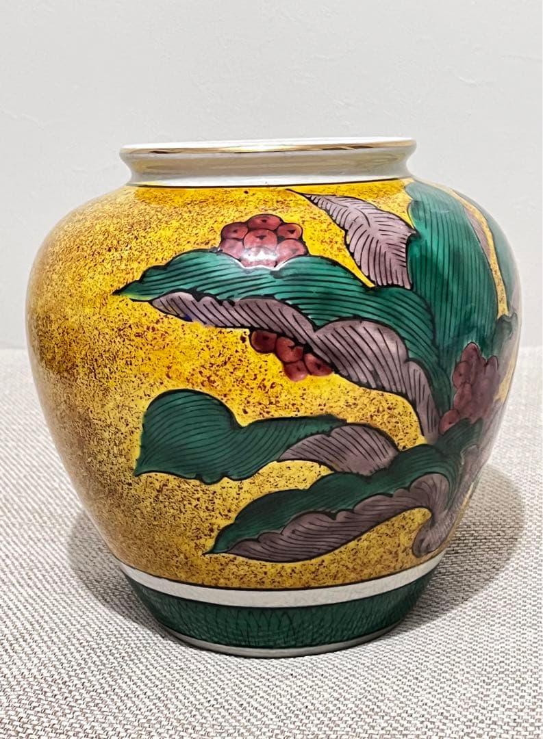 九谷焼き 手描き陶器の丸型壺 ツボ 角福印