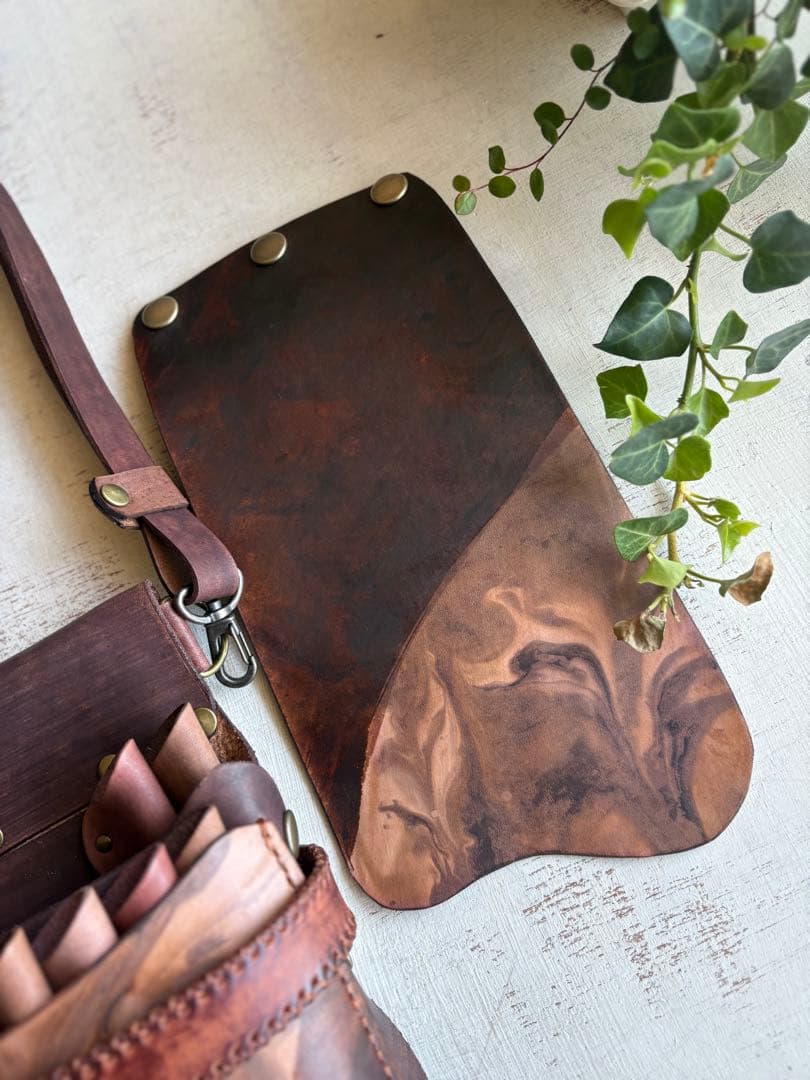 手染めダークチョコ、マーブルの蓋付き大容量シザーケース