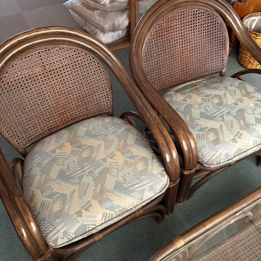 ラタンチェアとテーブルのセット