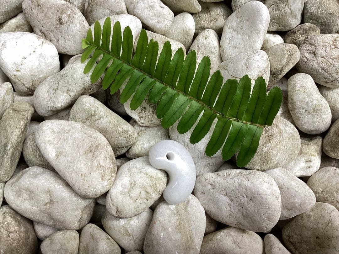 ✳60万円以上の高品質を‼️糸魚川翡翠勾玉*氷　安価卸しにて‼️ 守護石に　鑑別書付