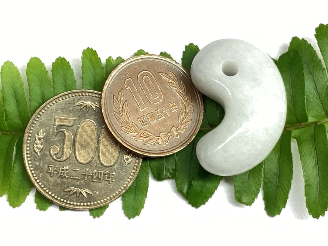 ✳60万円以上の高品質を‼️糸魚川翡翠勾玉*氷　安価卸しにて‼️ 守護石に　鑑別書付