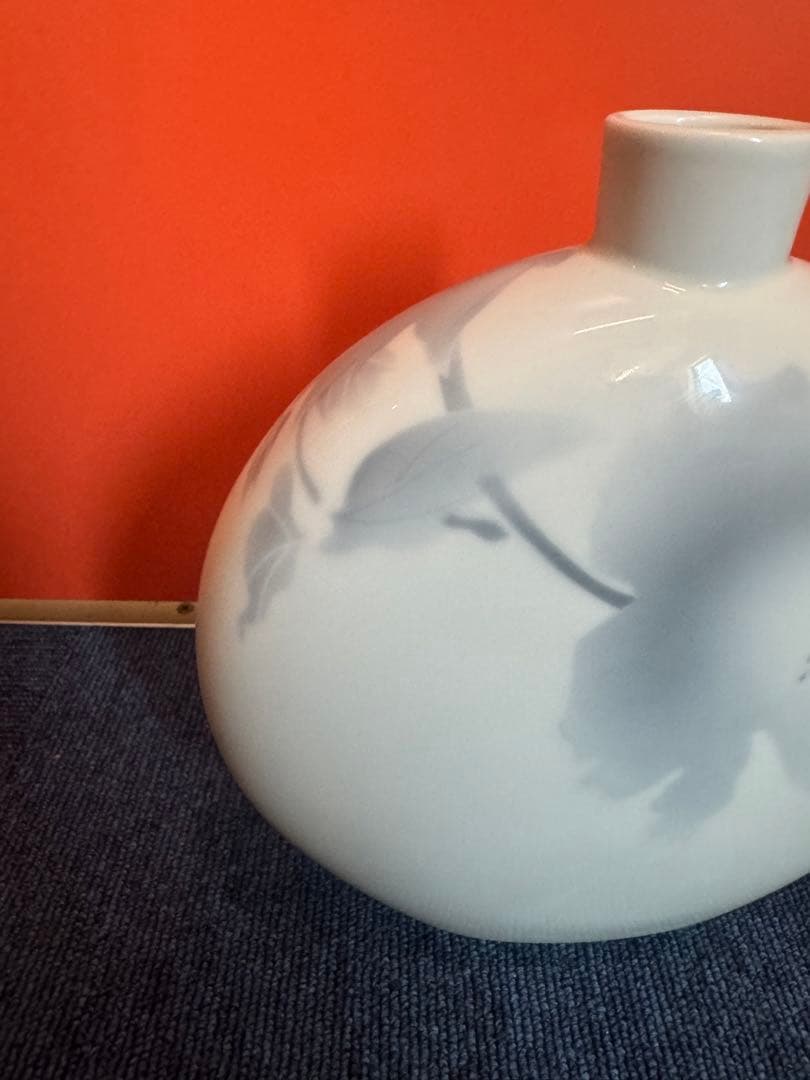 1569 深川製磁　淡釉光彩　薄墨白牡丹　花瓶　未使用