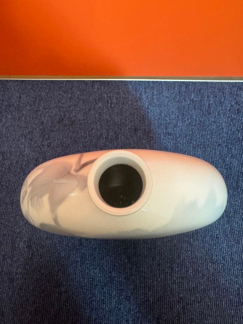 1569 深川製磁　淡釉光彩　薄墨白牡丹　花瓶　未使用