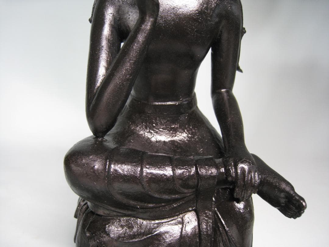 【菩薩半跏像】　　郡順治作　　ブロンズに漆黒の漆仕上