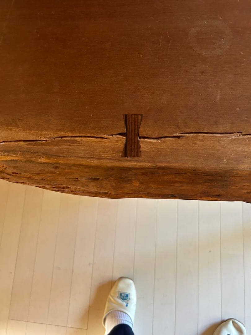 無垢材の木製テーブル