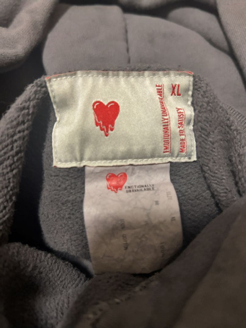 トップス EMOTIONALLY UNAVAILABLE lovestory hoodie