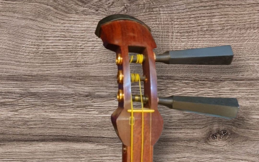 津軽三味線 皮破れ無し 糸巻き1本欠品