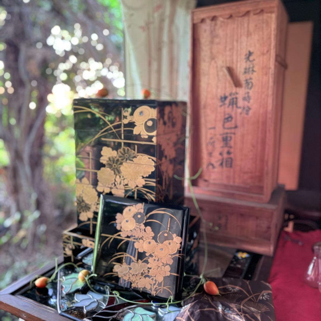 2210様感謝‼️JAPAN蝋色『光琳菊蒔絵五段重二枚蓋』螺鈿光琳　台座付　桐箱入