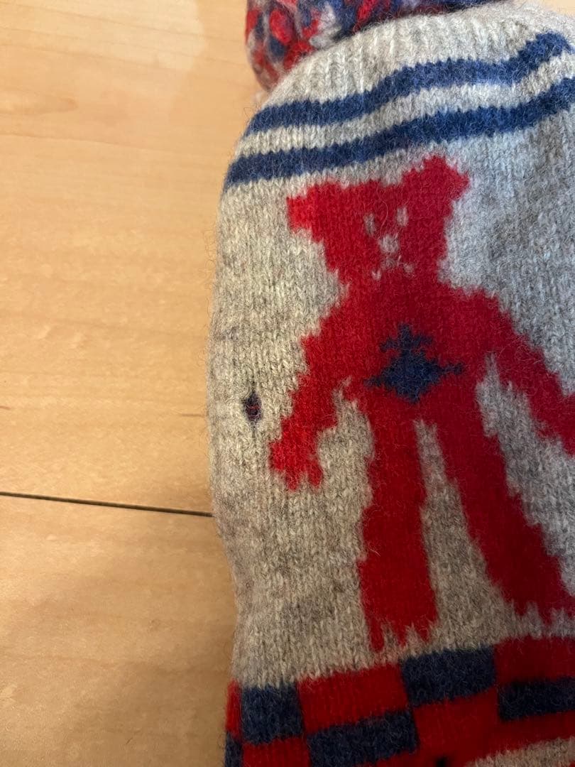 ニット帽 赤と青のストライプ 人形模様　ヴィヴィアンウエストウッド