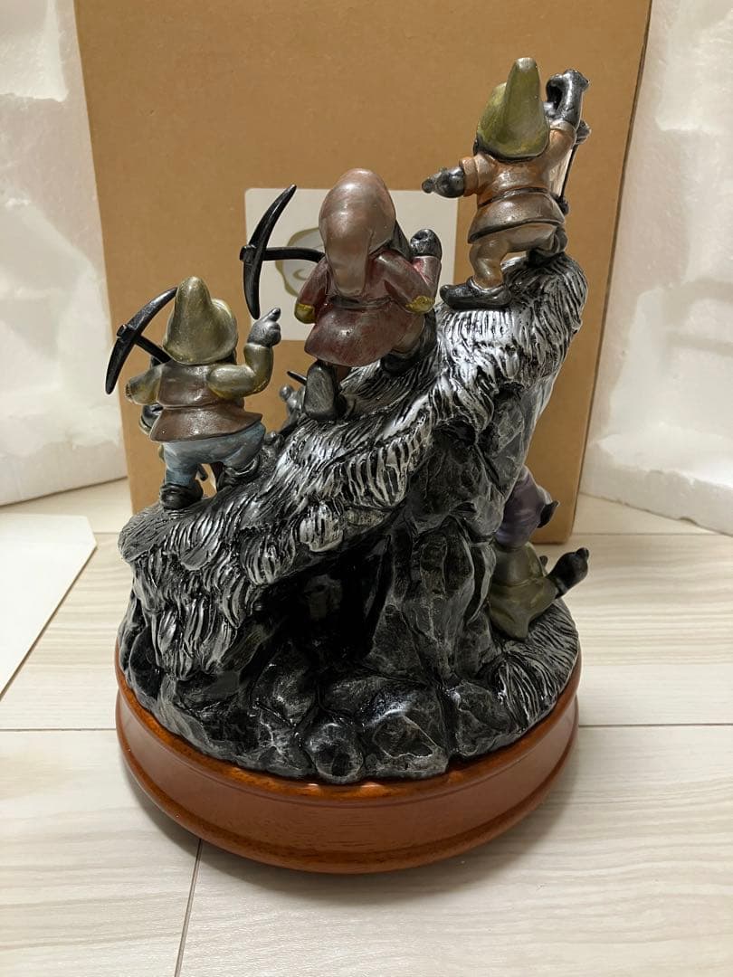 【限定100体】　白雪姫　7人の小人　ディズニー　100周年　フィギュアランプ