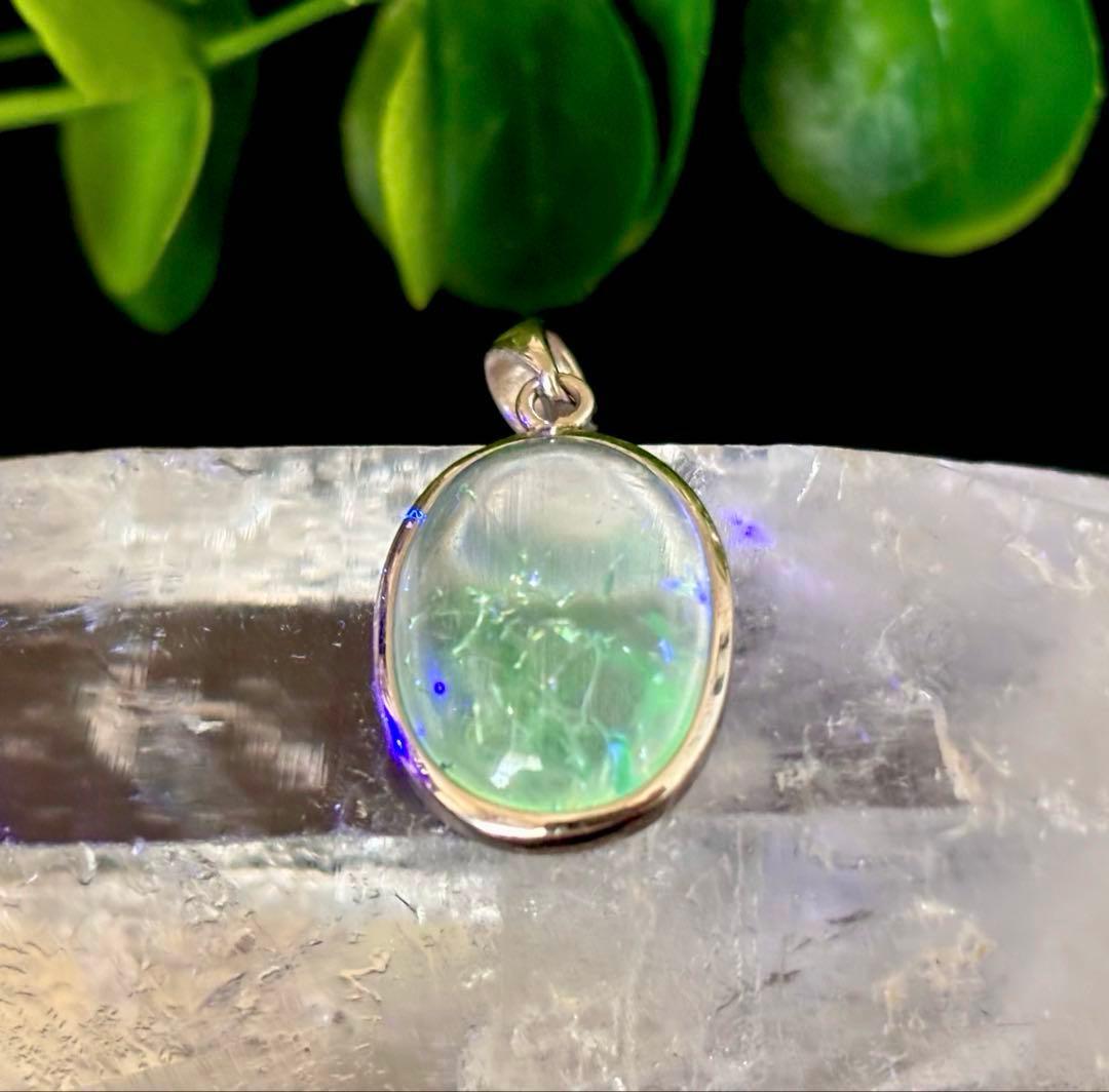 究極品質　オパール最高峰の希少価値　虹のエメラルドグリーンハイアライトオパール