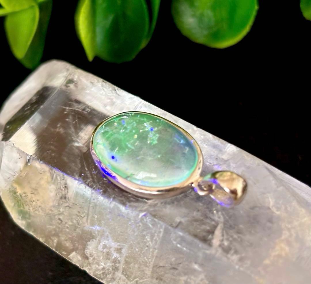 究極品質　オパール最高峰の希少価値　虹のエメラルドグリーンハイアライトオパール