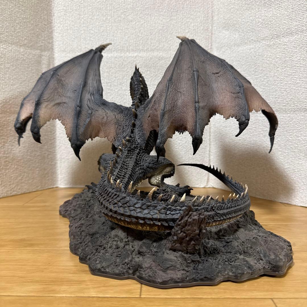 【黒龍　ミラボレアス】モンスターハンター フィギュア