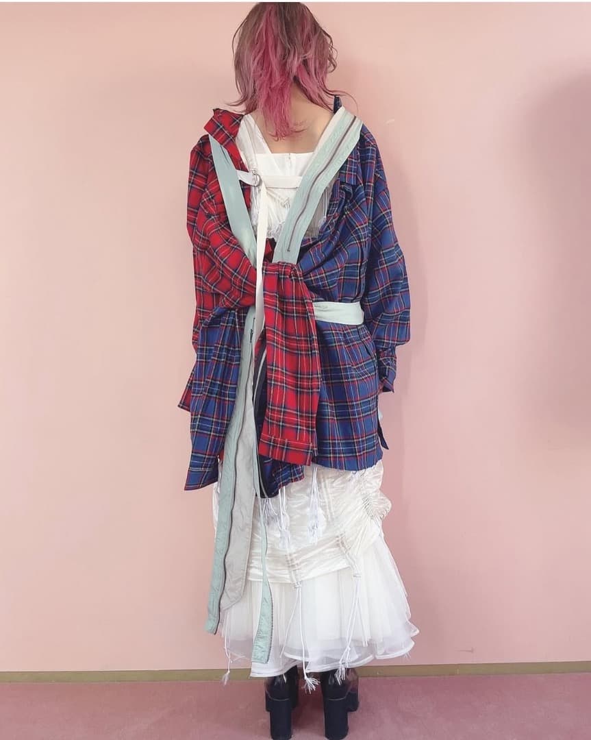 LiSA着用　ROY reflect overjoy 赤青バックジップシャツ