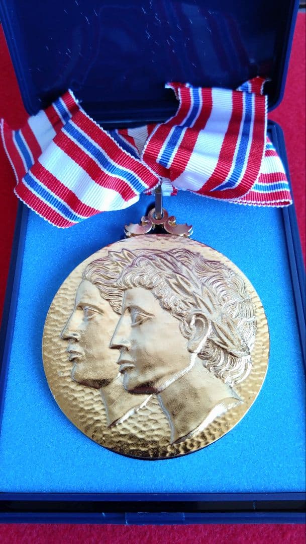 人見友紀　伝説の逃亡画家　受賞メダル　ゴールドメダル