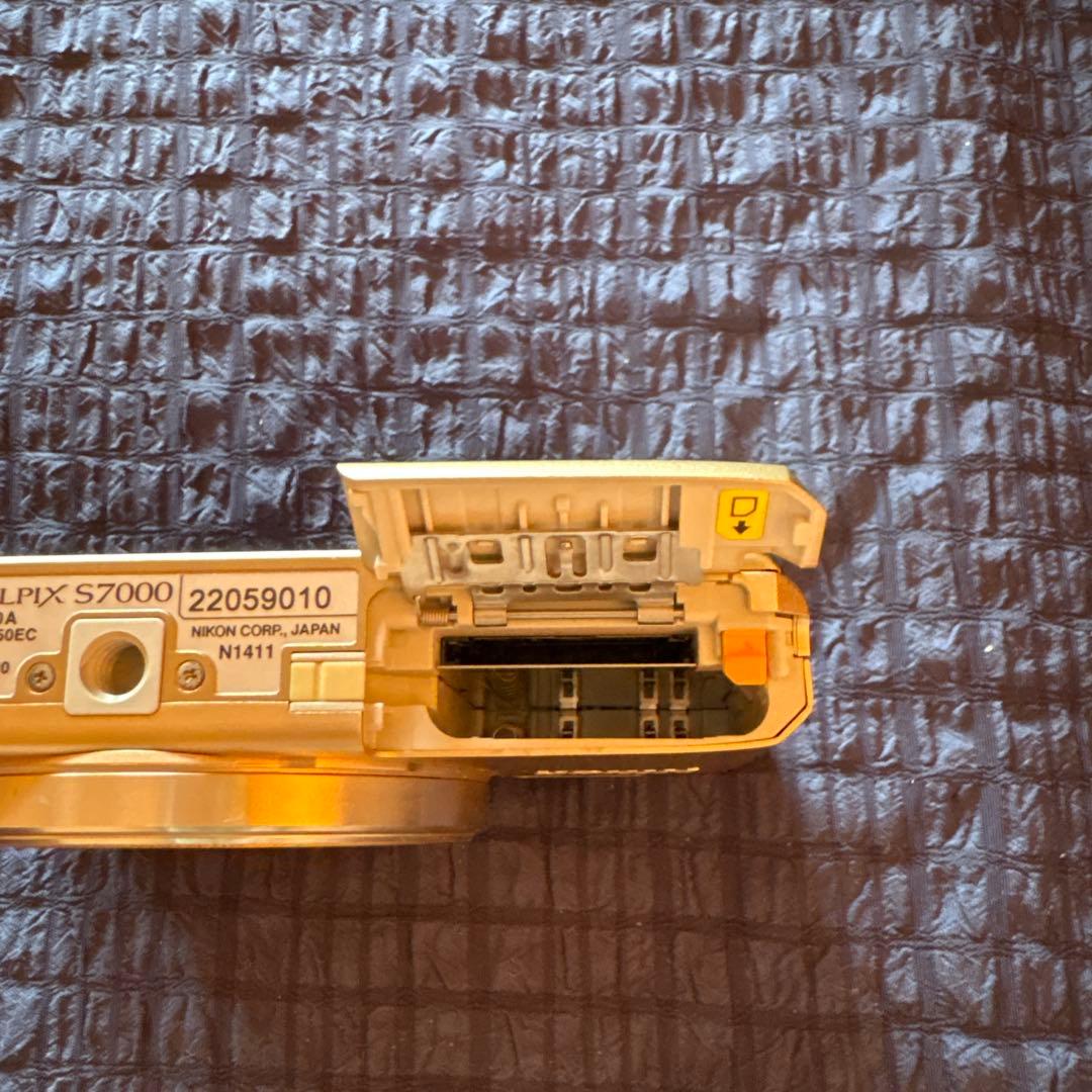Nikon COOLPIX S7000 Gold 7* パクトデジタルカメラ