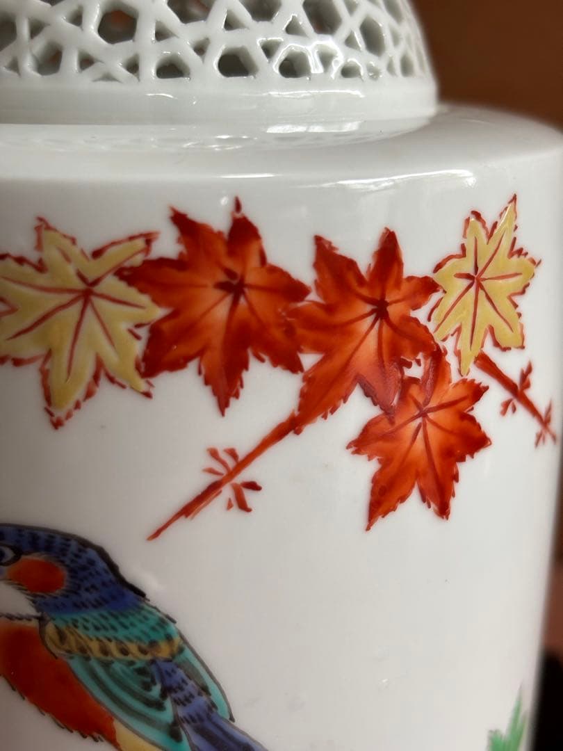 十四代柿右衛門窯絵付師鷹巣作錦色絵川蝉楓文白磁七宝彫三ツ足大香炉　未使用　最上作