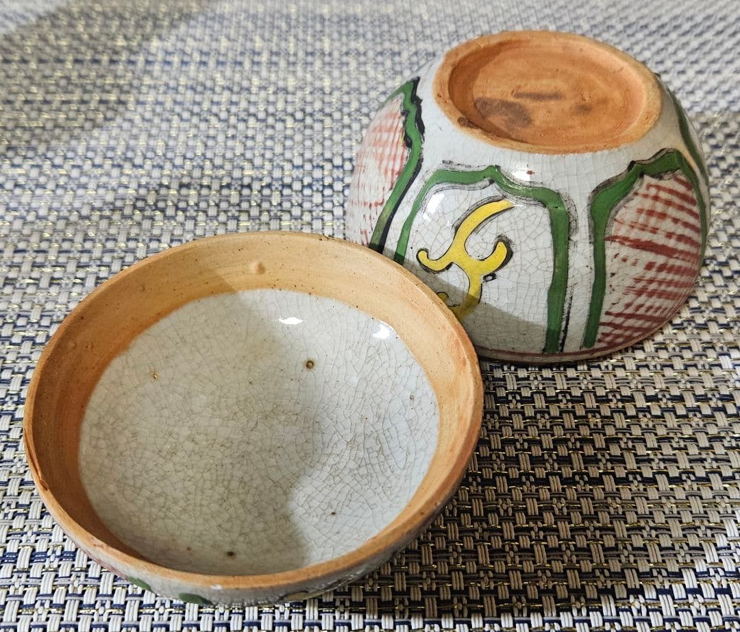 中国古美術　中国古陶磁器　中国南方系　 古安南　色安南　花図　斜線文　香合　合子