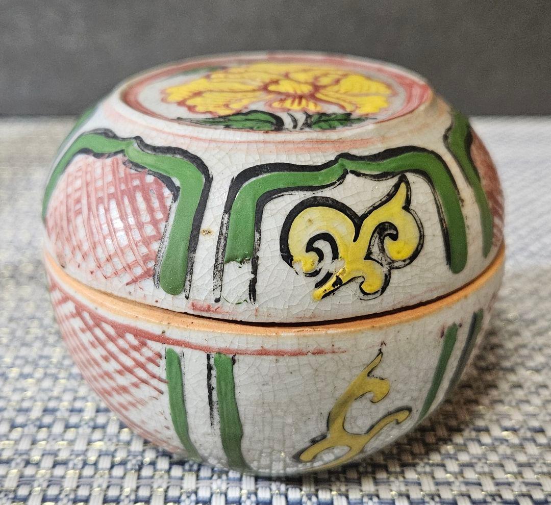 中国古美術　中国古陶磁器　中国南方系　 古安南　色安南　花図　斜線文　香合　合子