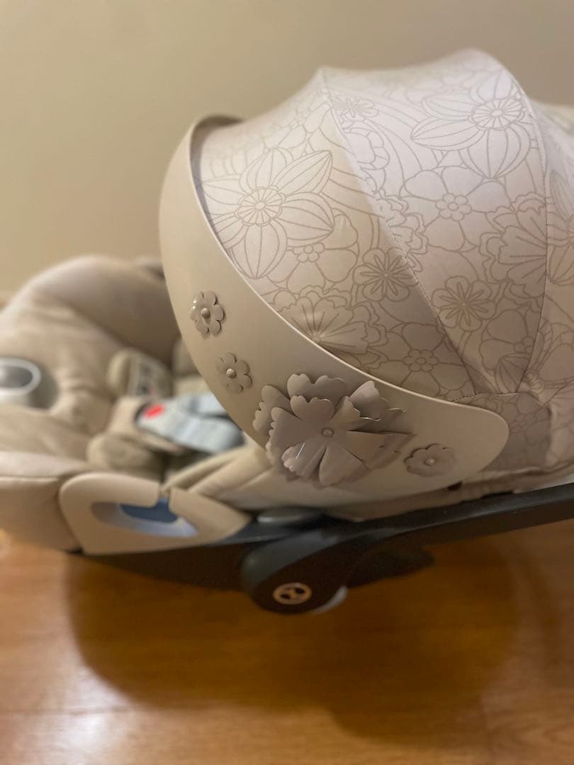 引き取り可能な方のみ 花柄デザイン 車用チャイルドシート