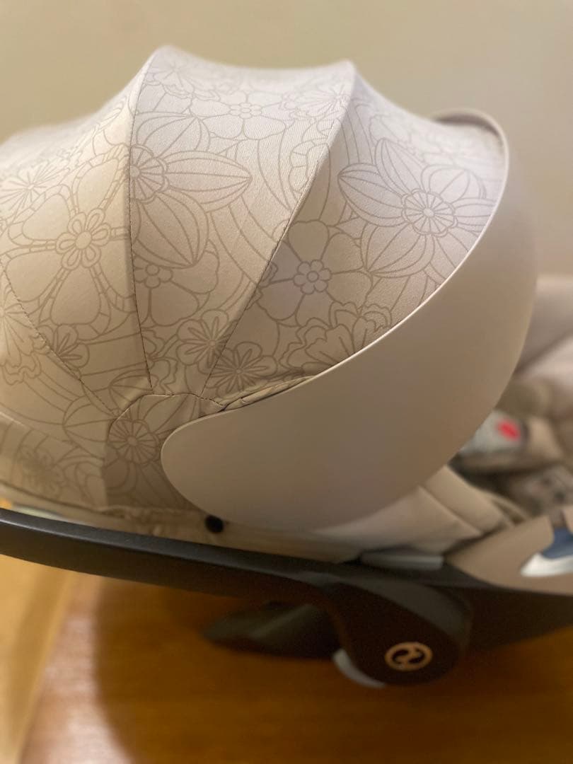 引き取り可能な方のみ 花柄デザイン 車用チャイルドシート