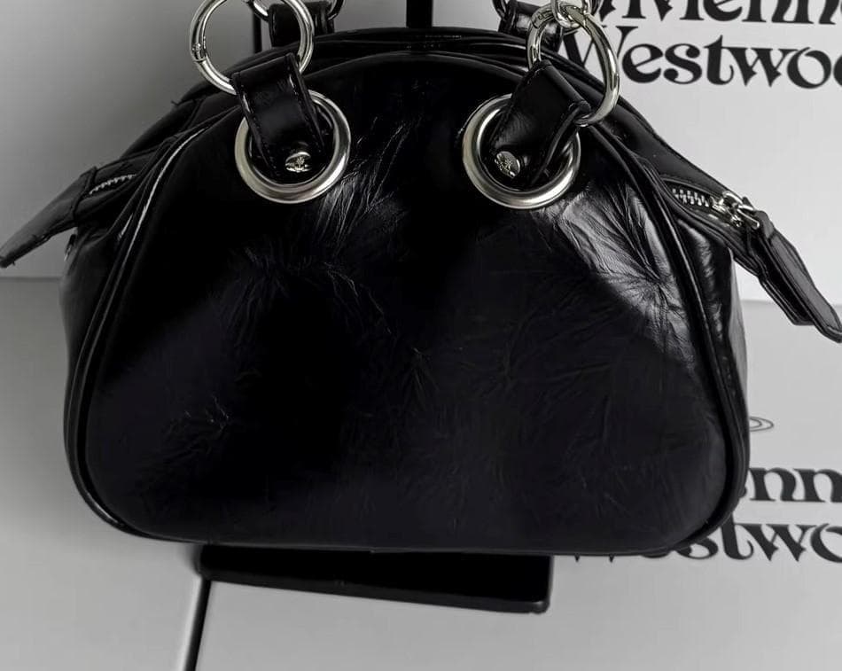 大きなサターンのロゴが入ったクラシックで多用途なチェック柄のボウリングバッグです