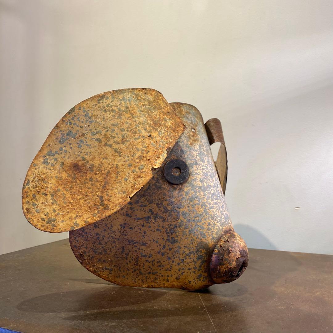 錆びた鉄製のマスク ブタ アンティーク