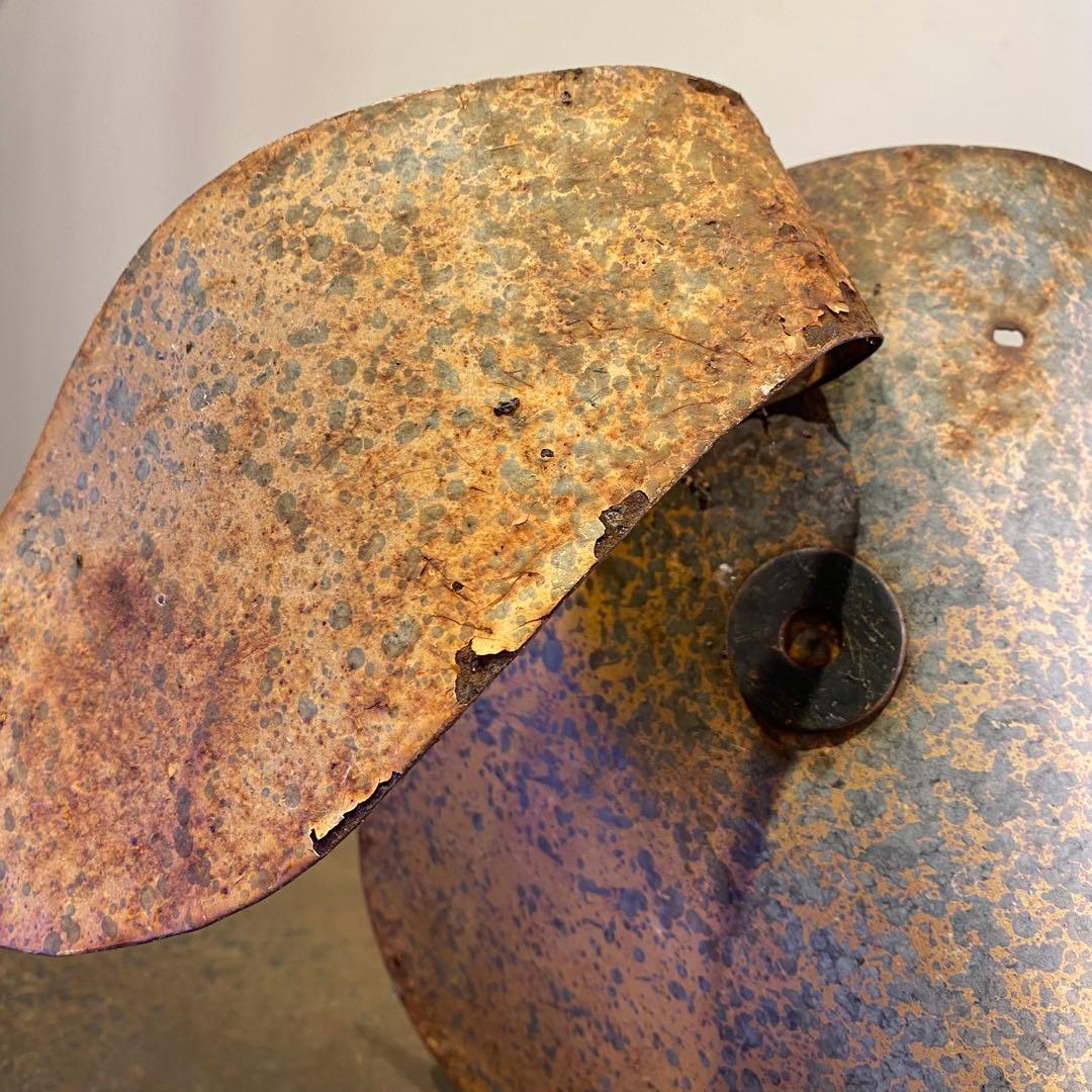 錆びた鉄製のマスク ブタ アンティーク