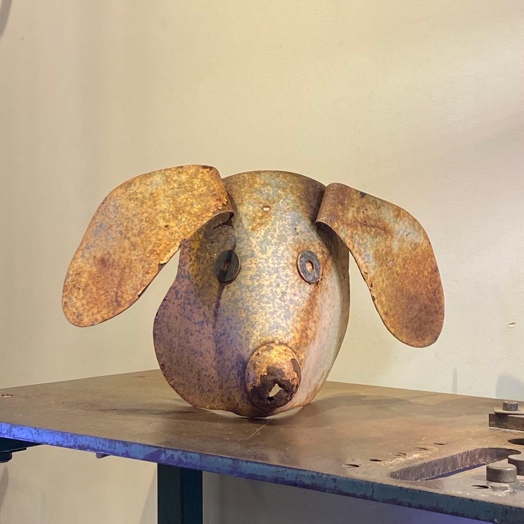 錆びた鉄製のマスク ブタ アンティーク