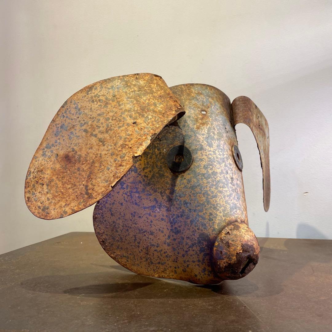 錆びた鉄製のマスク ブタ アンティーク